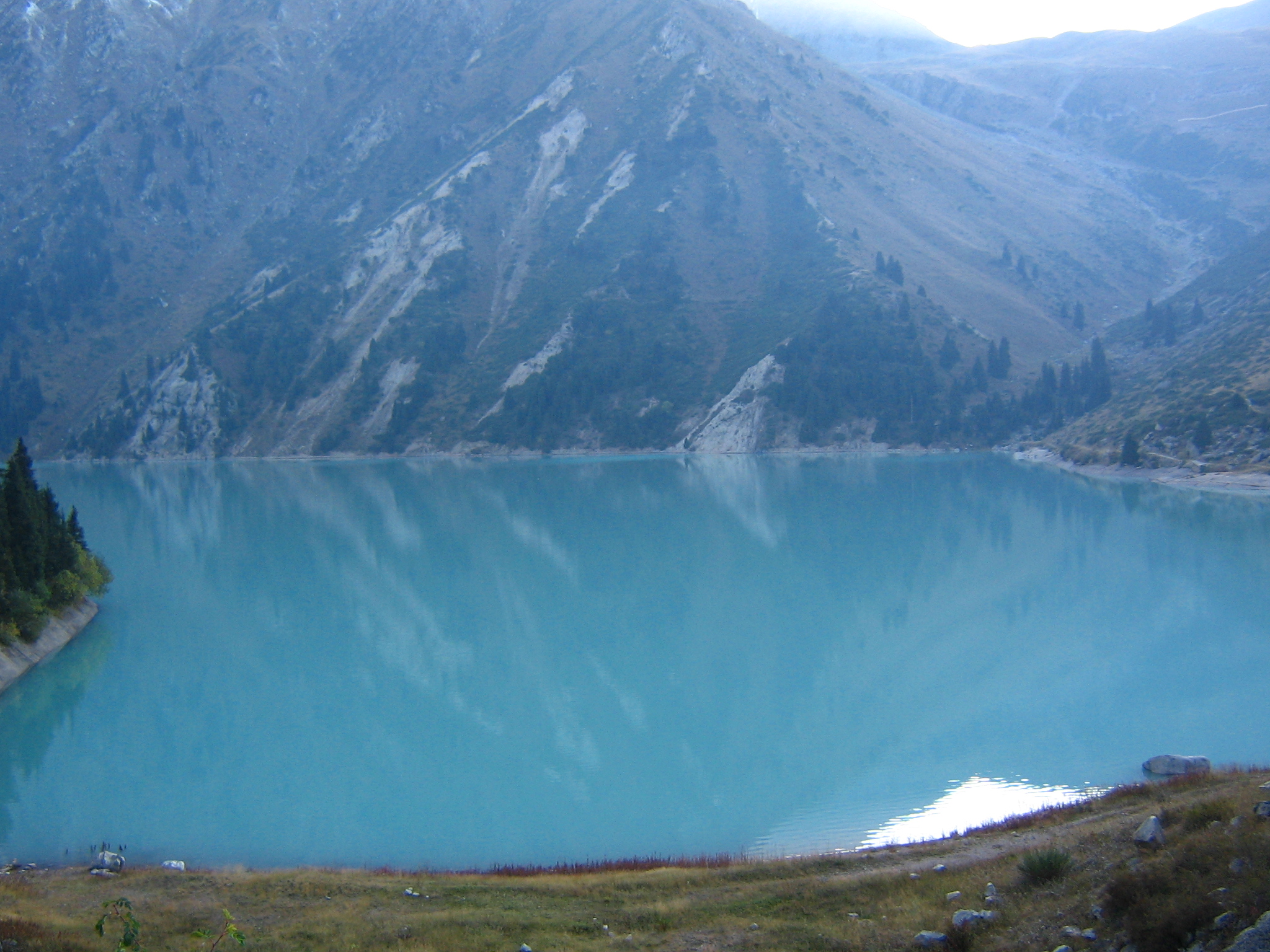 Озера алматинской области. Райские озера в Алматинской области. Большое Алматинское озеро. Большое Алматинское озеро рыбалка. Алматинское озеро панорама.