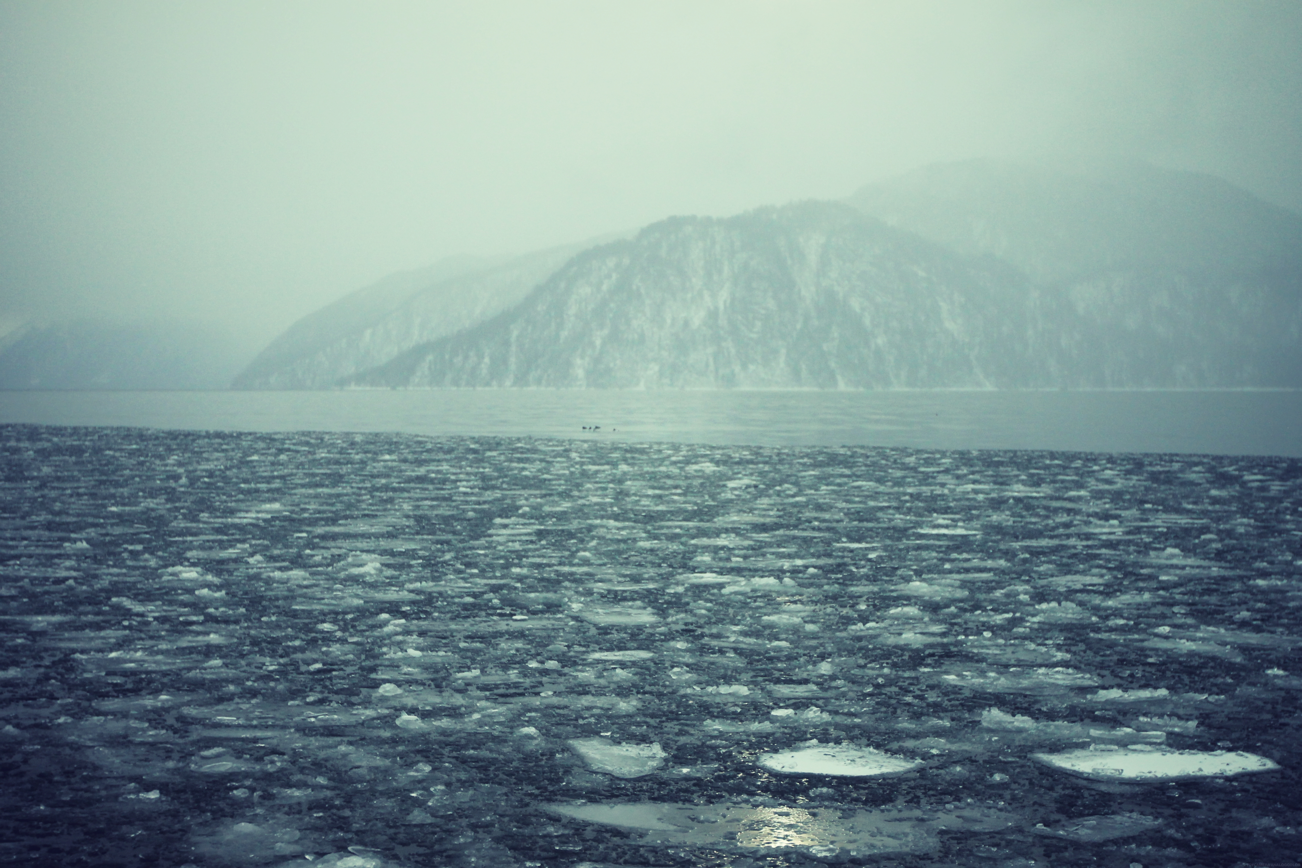13 lakes. Телецкое озеро фото с туманом в облаках вид с Пристани.