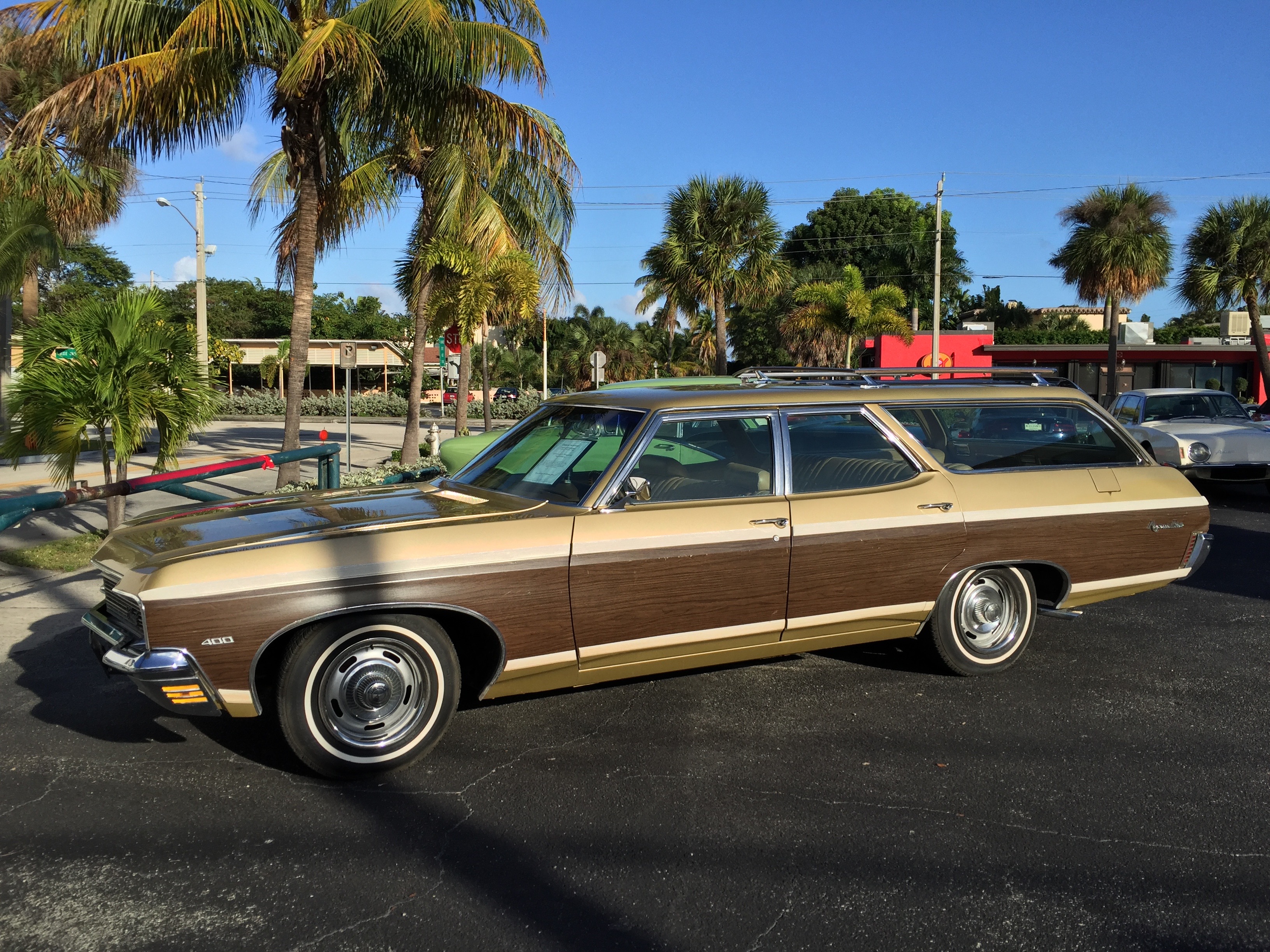 1970 Chevrolet Kingswood Estate station wagon in beige and woodgrain 01of11...