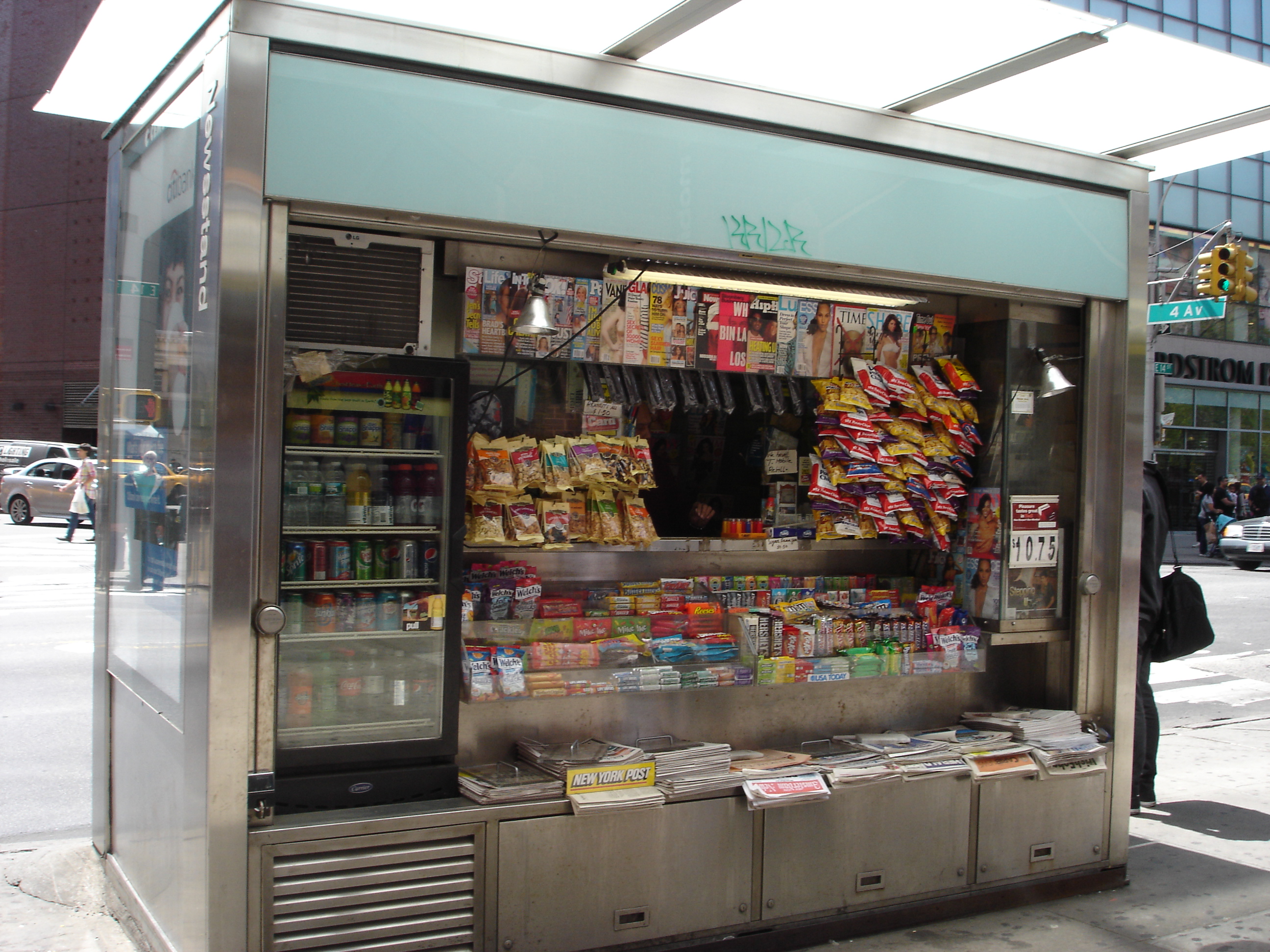 Торговое место. Newspaper Kiosk. Leonidas Kiosk. Киоск на английском перевод.