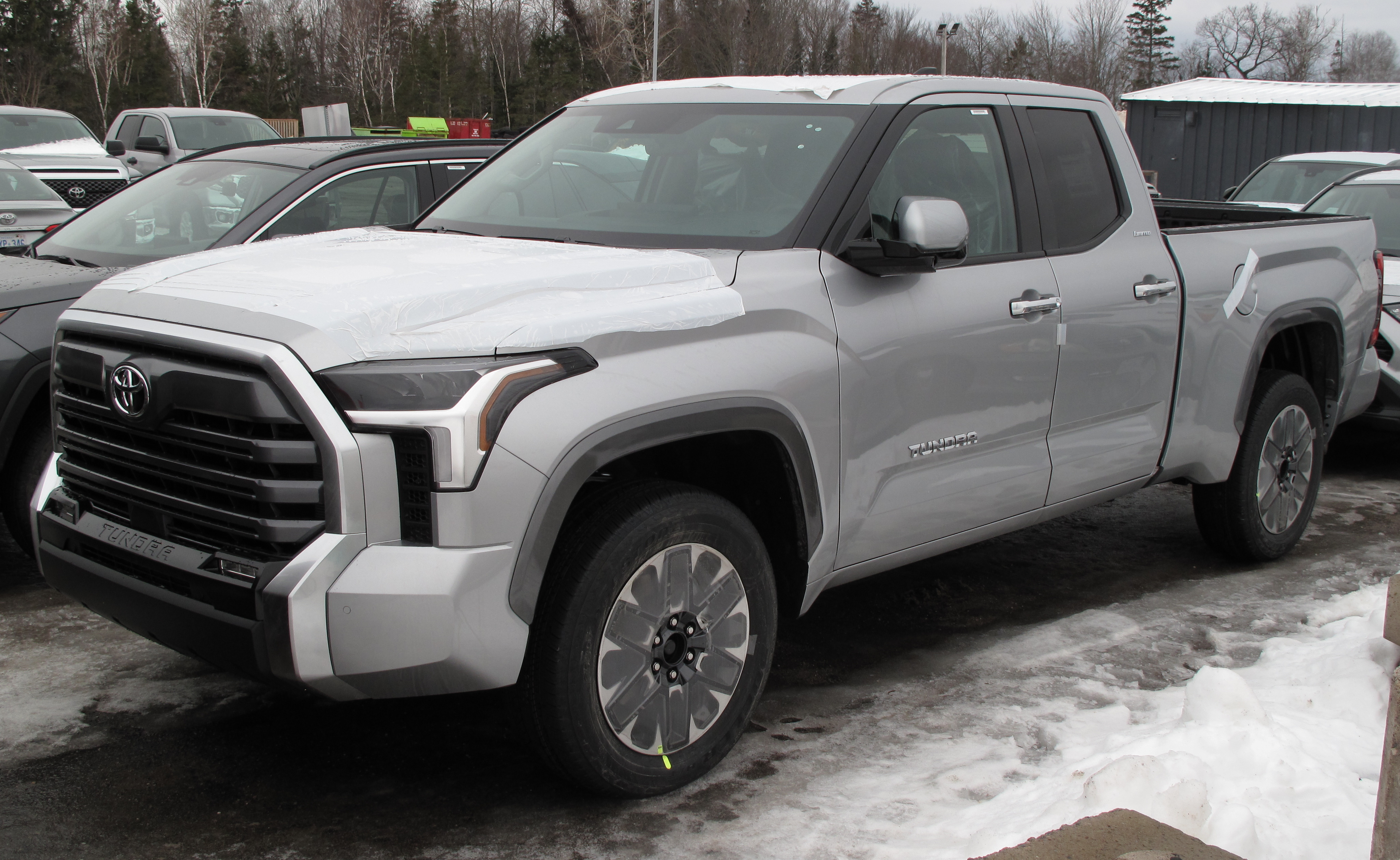 ファイル:2022 Toyota Tundra Limited in Celestial Silver Metallic