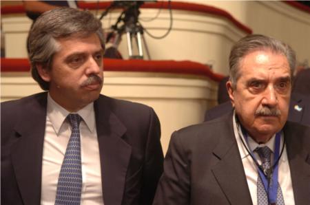 Alberto Fernández, entonces jefe de Gabinete, junto al expresidente [[Raúl Alfonsín