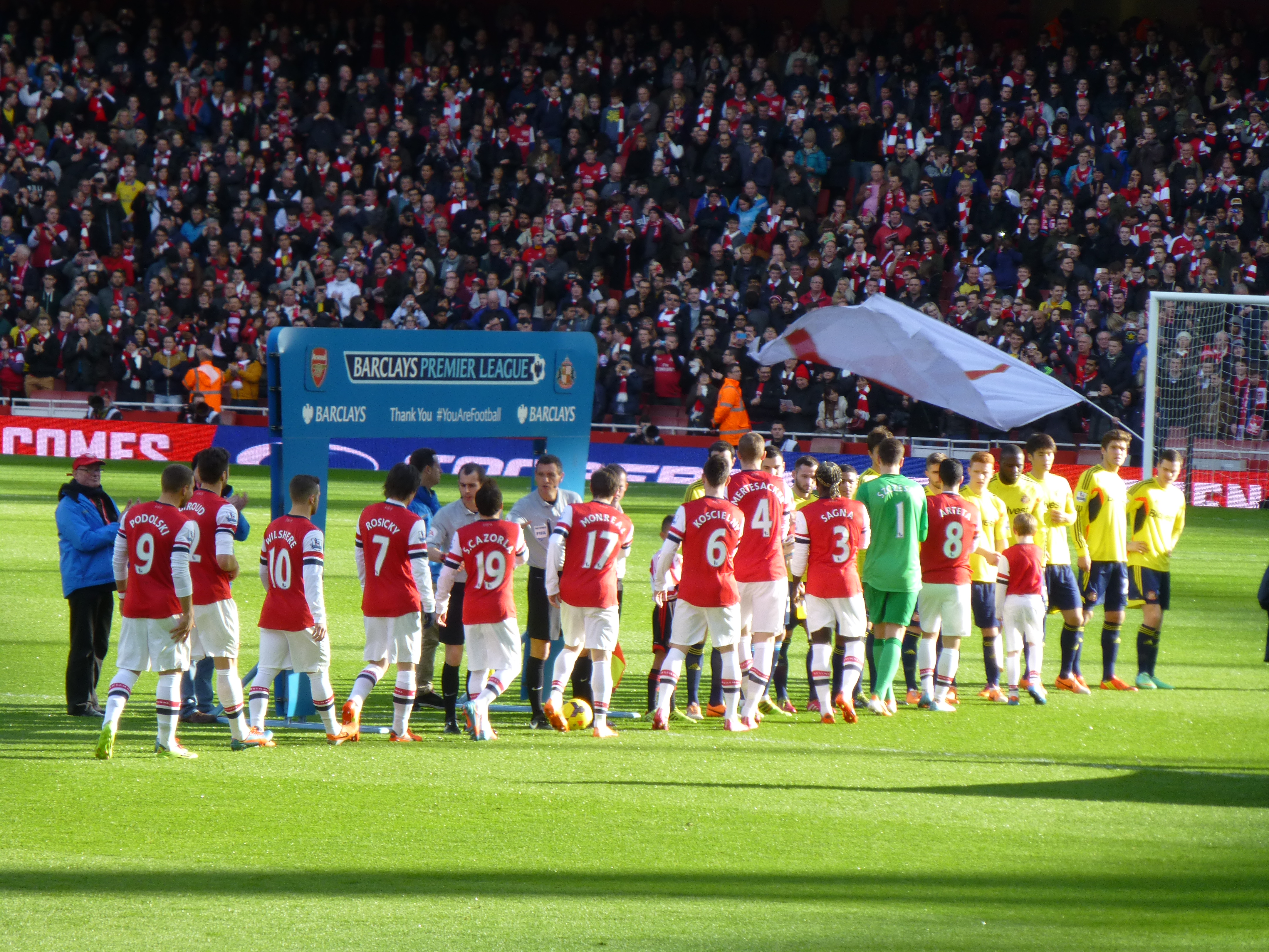 Posting an Özil pass every day until Arsenal play a game. Day 88: a  gorgeous move v. Leicester, 2018. : r/Gunners