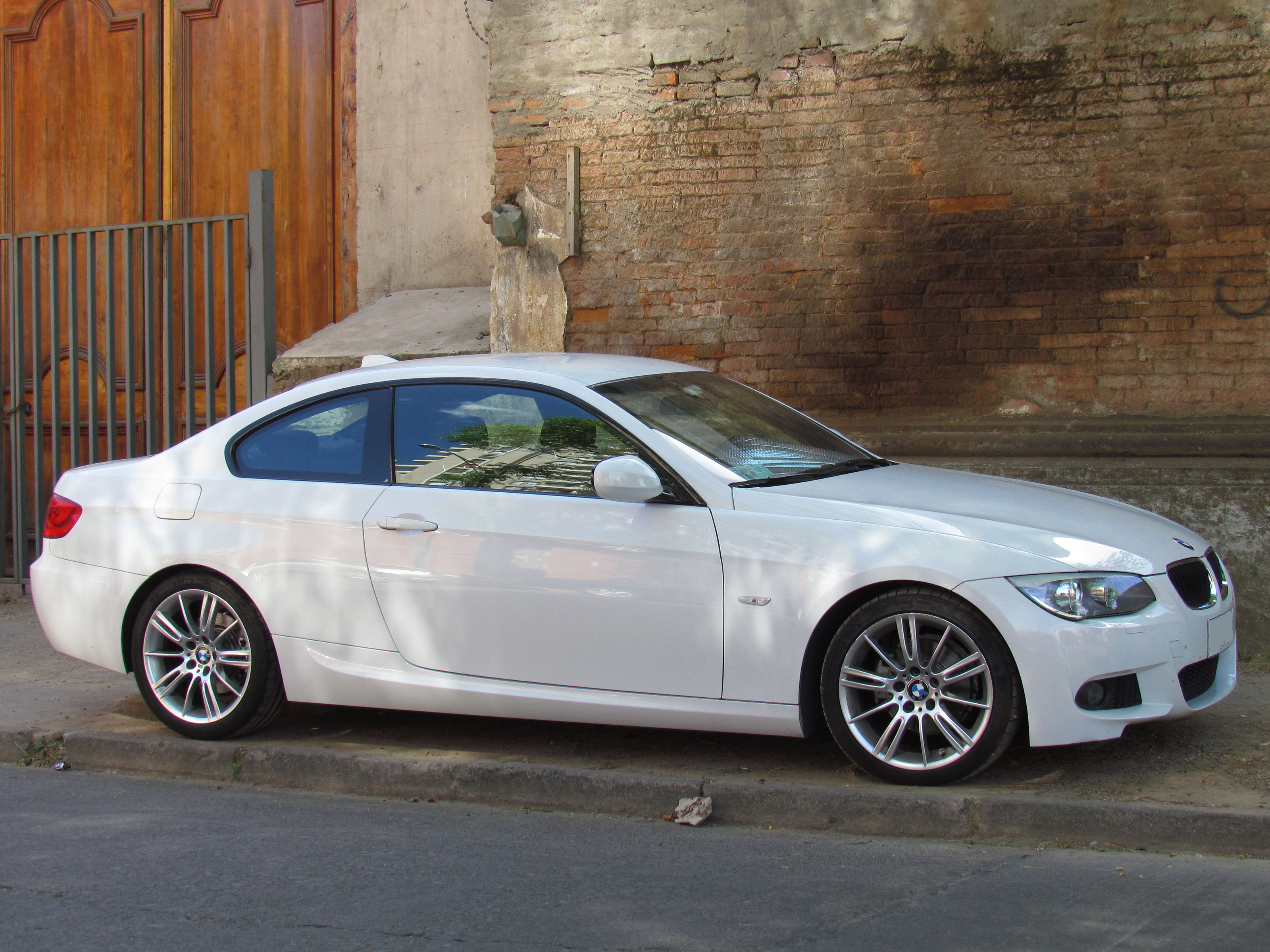 File:BMW 320i Coupe 2013 (11376505286).jpg - Wikimedia Commons