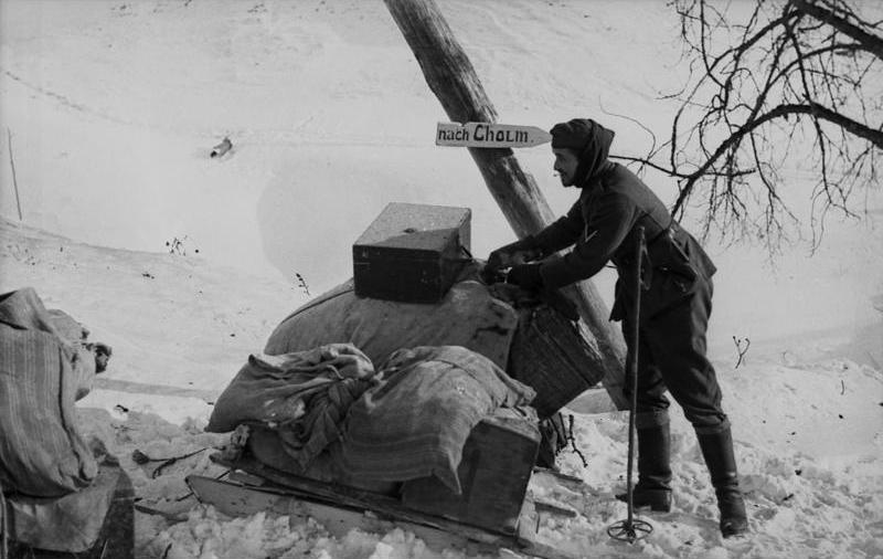 File:Bundesarchiv Bild 101I-004-3636-07A, Russland, Cholm, Soldat mit Schlitten.jpg