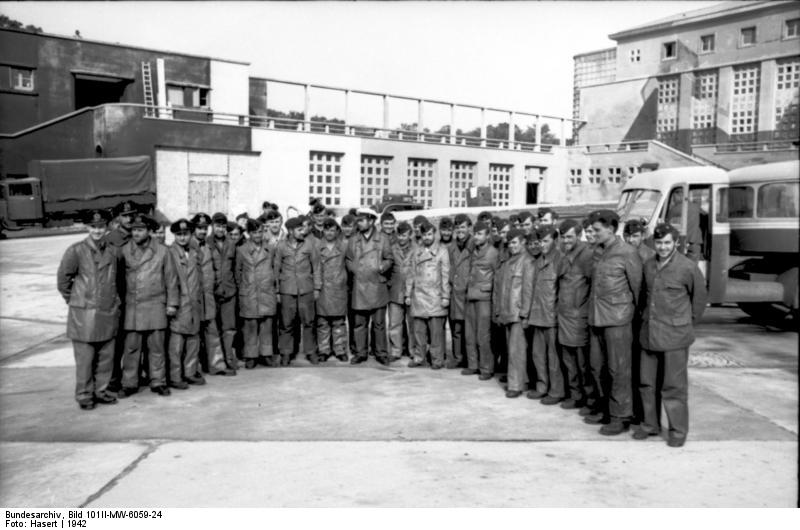 File:Bundesarchiv Bild 101II-MW-6059-24, Frankreich, Brest, U-Boot-Besatzung.jpg