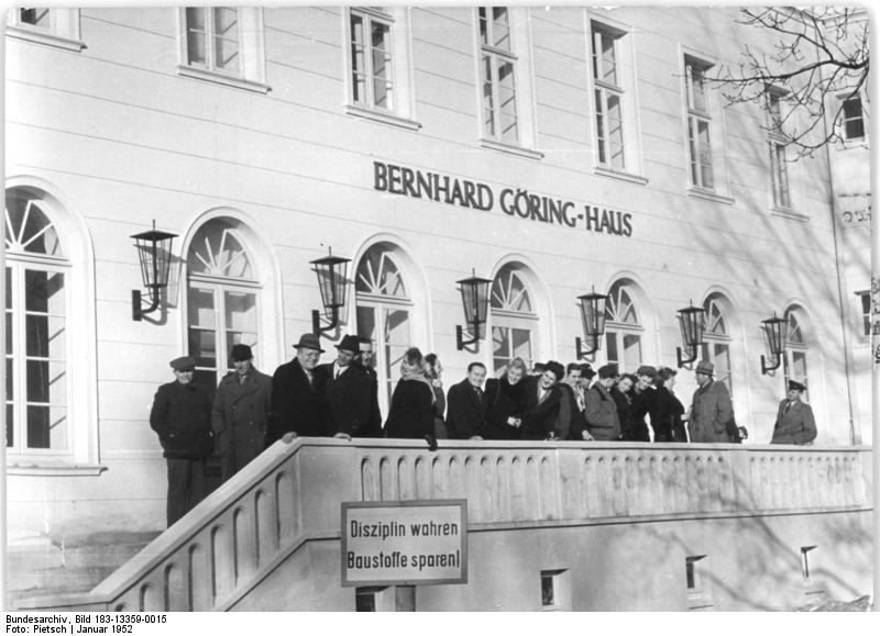 File:Bundesarchiv Bild 183-13359-0015, Heiligendamm, Besuch von Landarbeitern.jpg