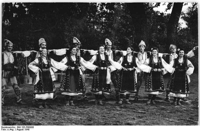 File:Bundesarchiv Bild 183-R90900, Budapest, II. Weltfestspiele, bulgarische Tanzgruppe.jpg