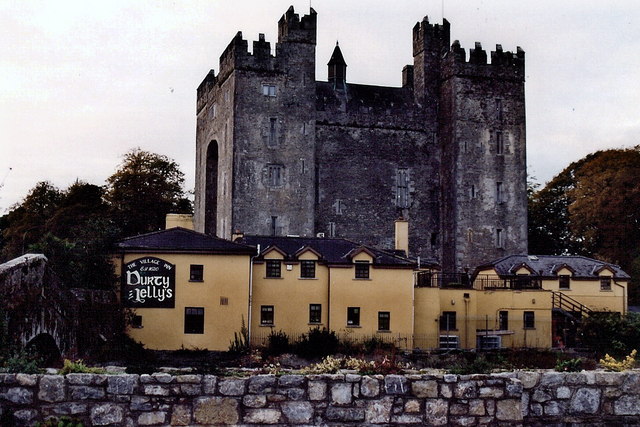 Bunratty - Durty Nelly's Pub and Bunratty Castle - geograph.org.uk - 1632248.jpg