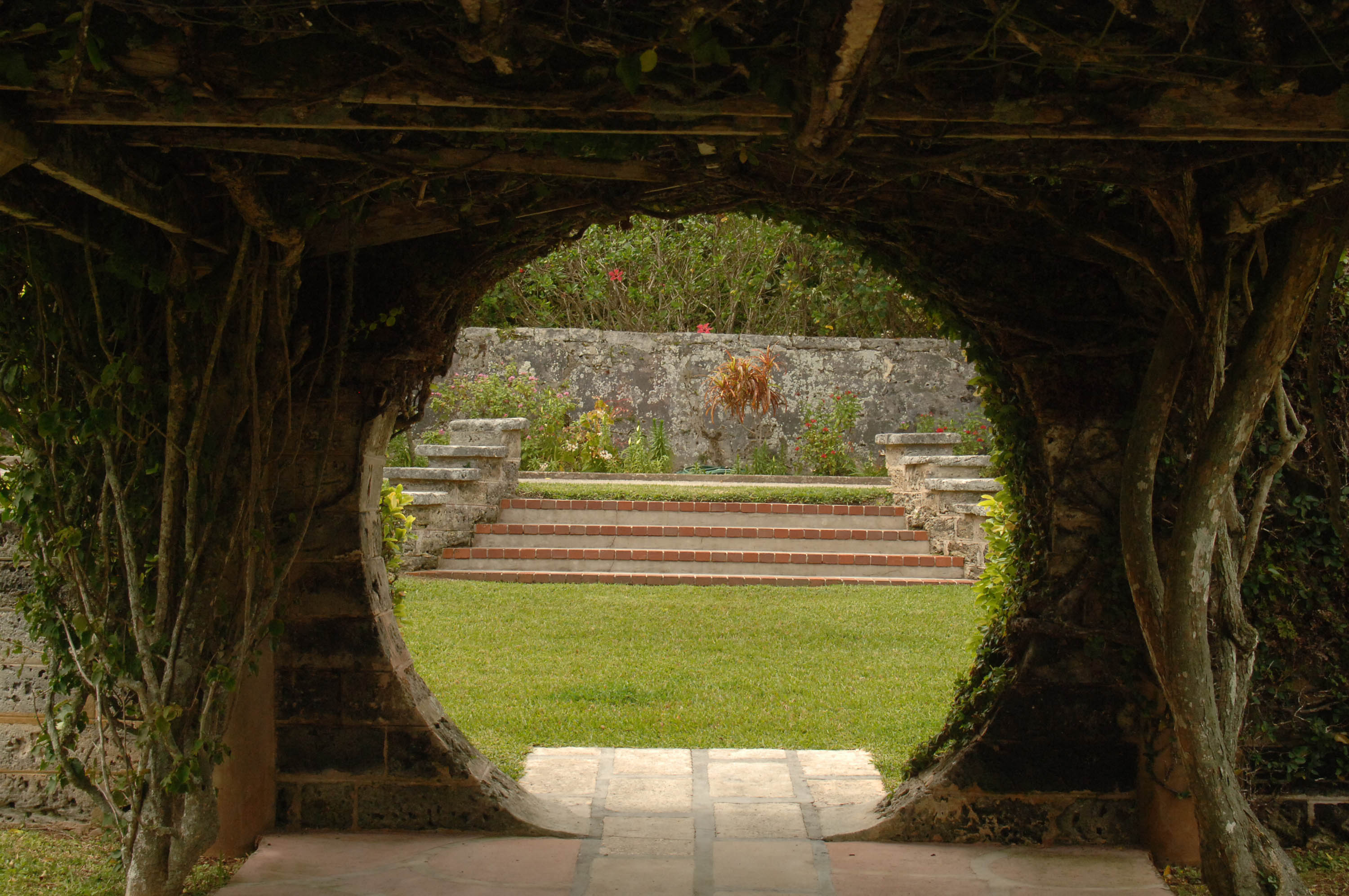 File:CHINESE MOON GATE, PALM GROVE GARDENS, DEVONSHIRE 