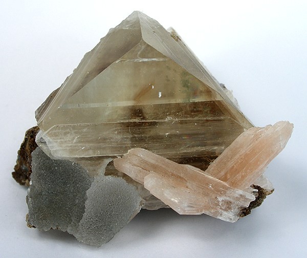 File:Calcite-Stilbite-Ca-Quartz-169839.jpg