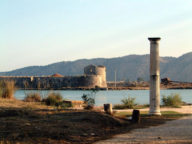 File:Castle of Ali Pasha in Albania facing mountains.jpg