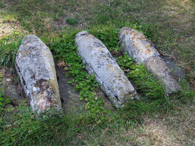 File:Children's Graves, St. James, Cooling - geograph.org.uk - 1404327.jpg