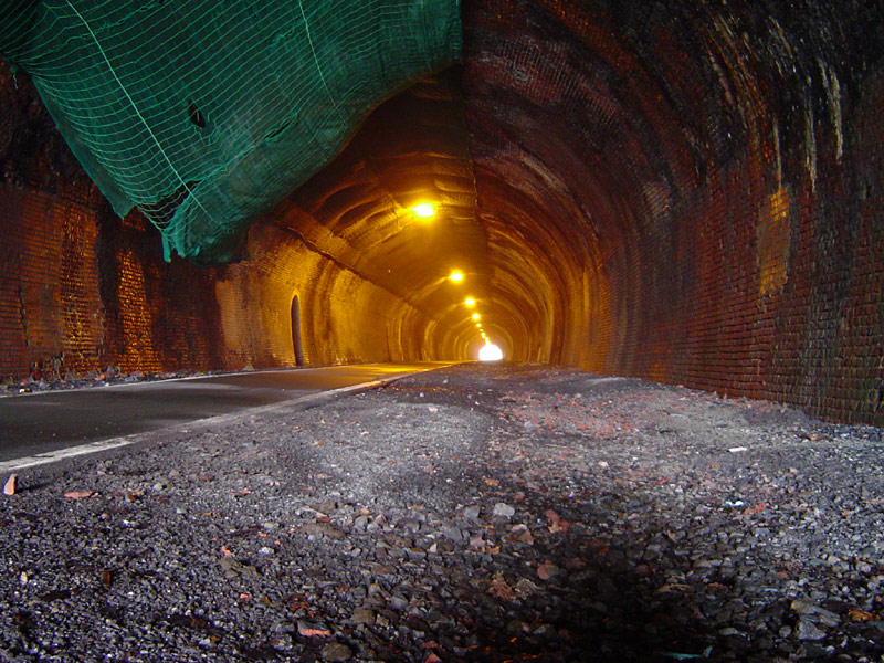 File:Disused railway tunnel.jpg