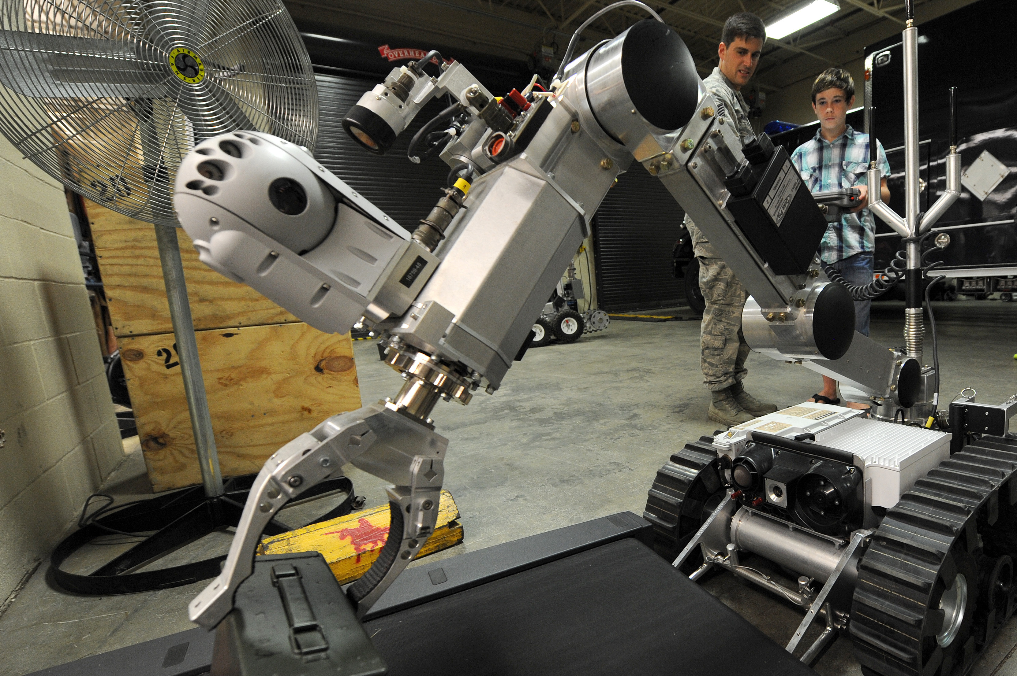 Какой из автономных роботов созданный французским изобретателем. Современная робототехника. Роботы и робототехника. Мобильный робот с манипулятором. Современные роботы.