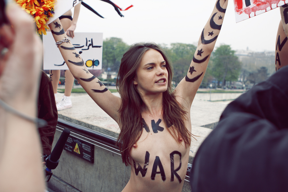 [Image: Femen_%C3%A0_Paris_10.jpg]