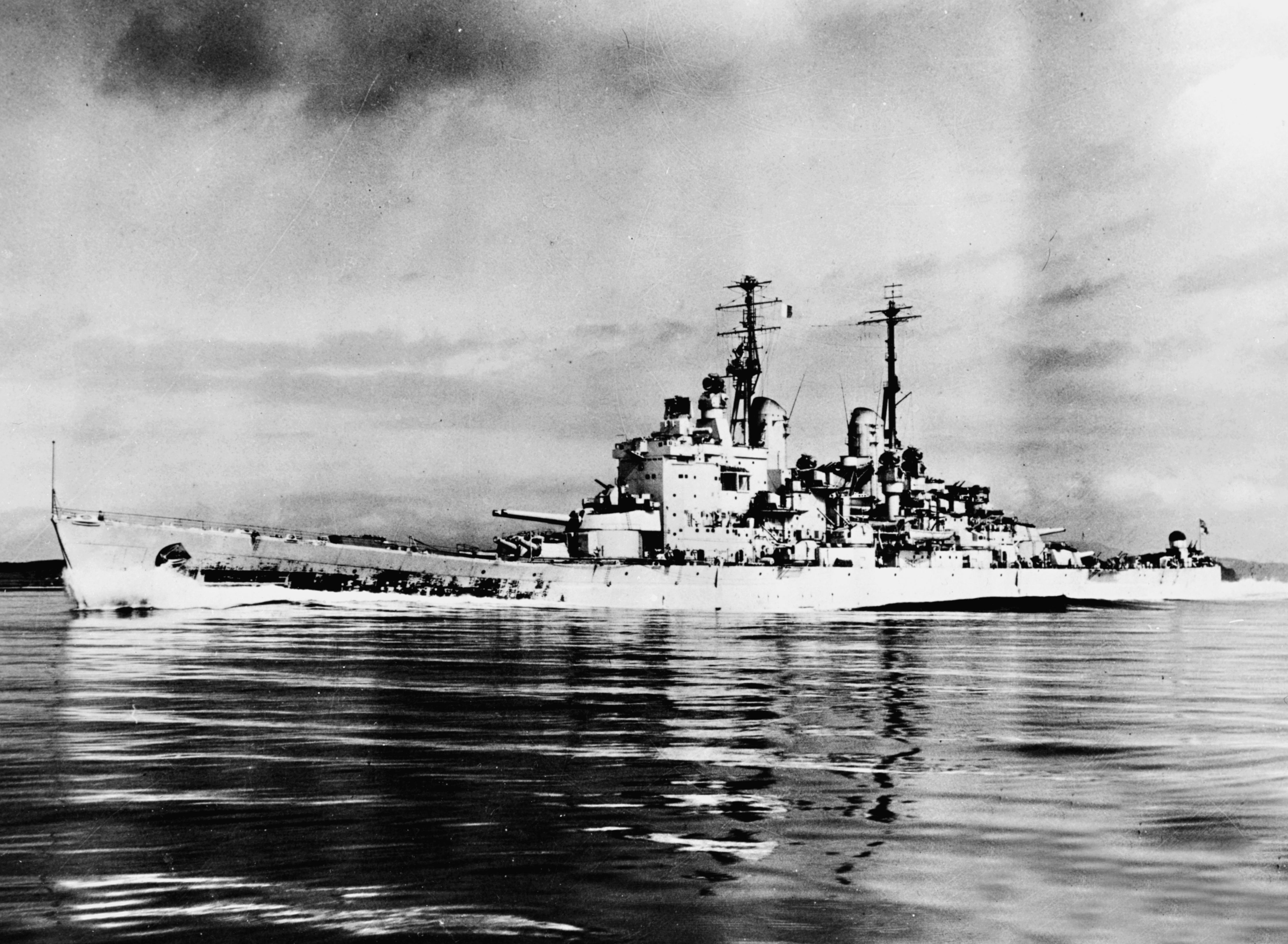 File Hms Vanguard 23 Steaming At High Speed While Running Trials In 1946 Jpg Wikimedia Commons