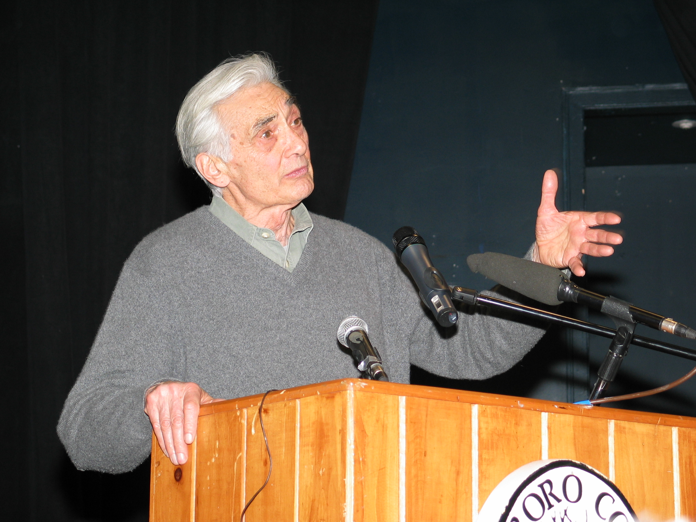 Zinn em uma palestra no Colégio Marlboro em fevereiro de [[2004