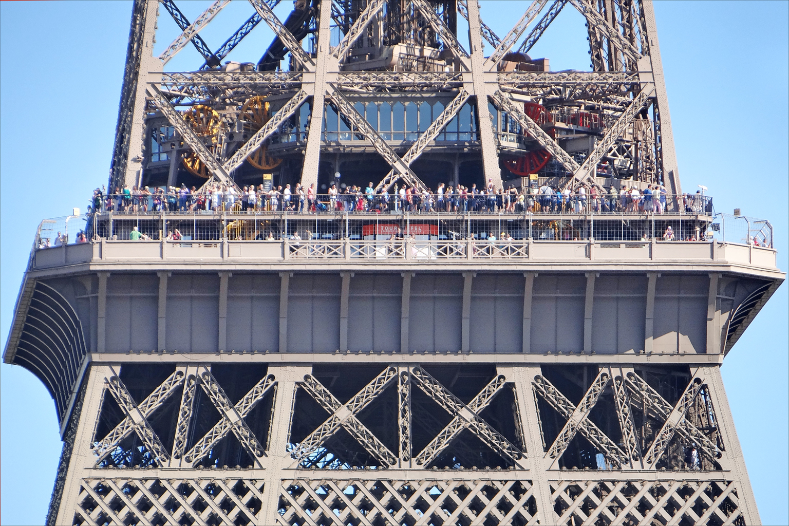 File La Foule Sur La Tour Eiffel Jpg Wikimedia Commons