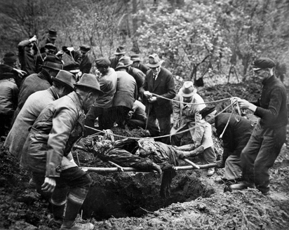 File:Mass Graves (Suttrop) 1945.jpg