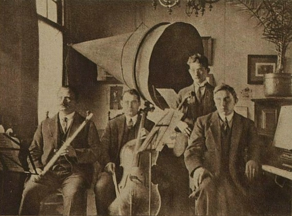 File:Musicians at station PCGG (1922).jpg