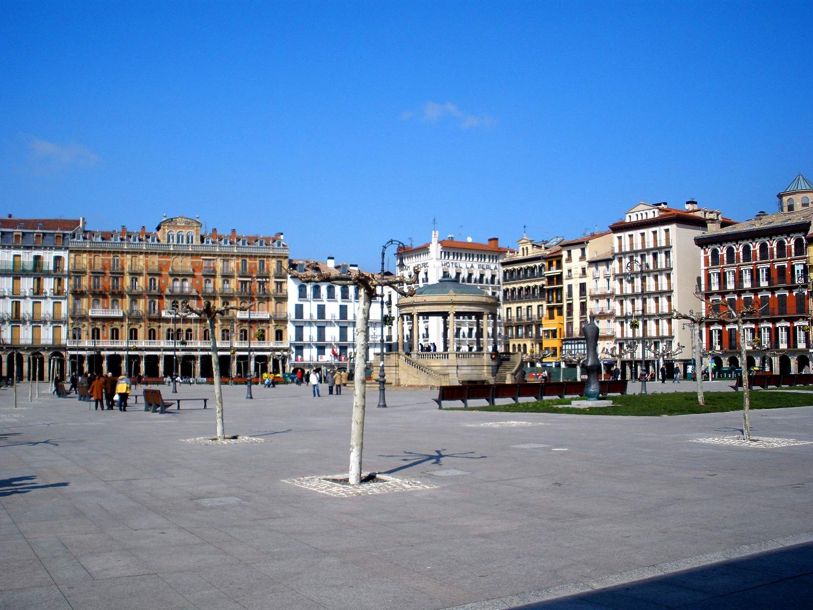 File:Pamplona - Plaza del Castillo 11.jpg - Wikimedia Commons