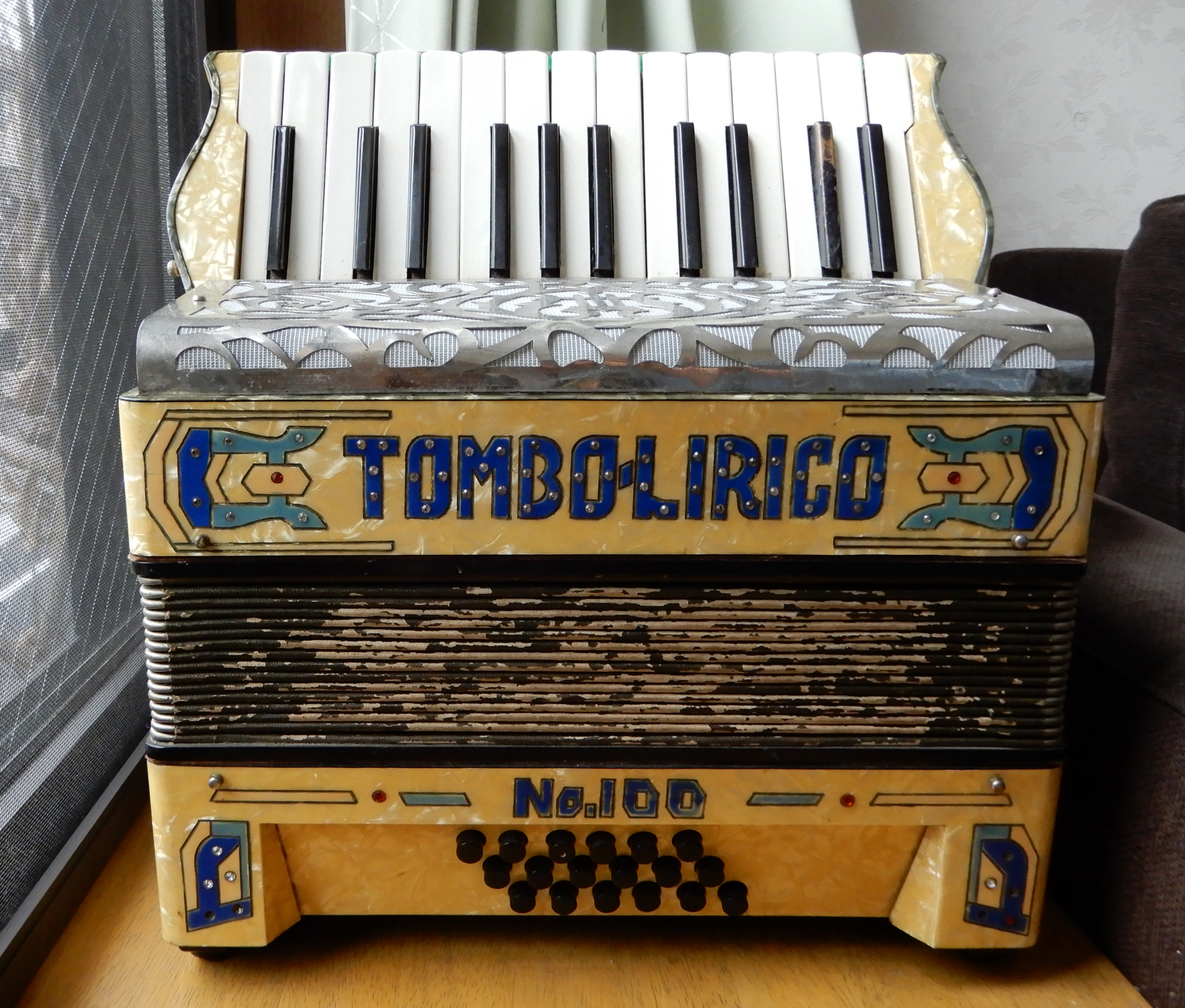 File:Piano accordion TOMBO LIRICO No.100 Art Deco.jpg - Wikimedia
