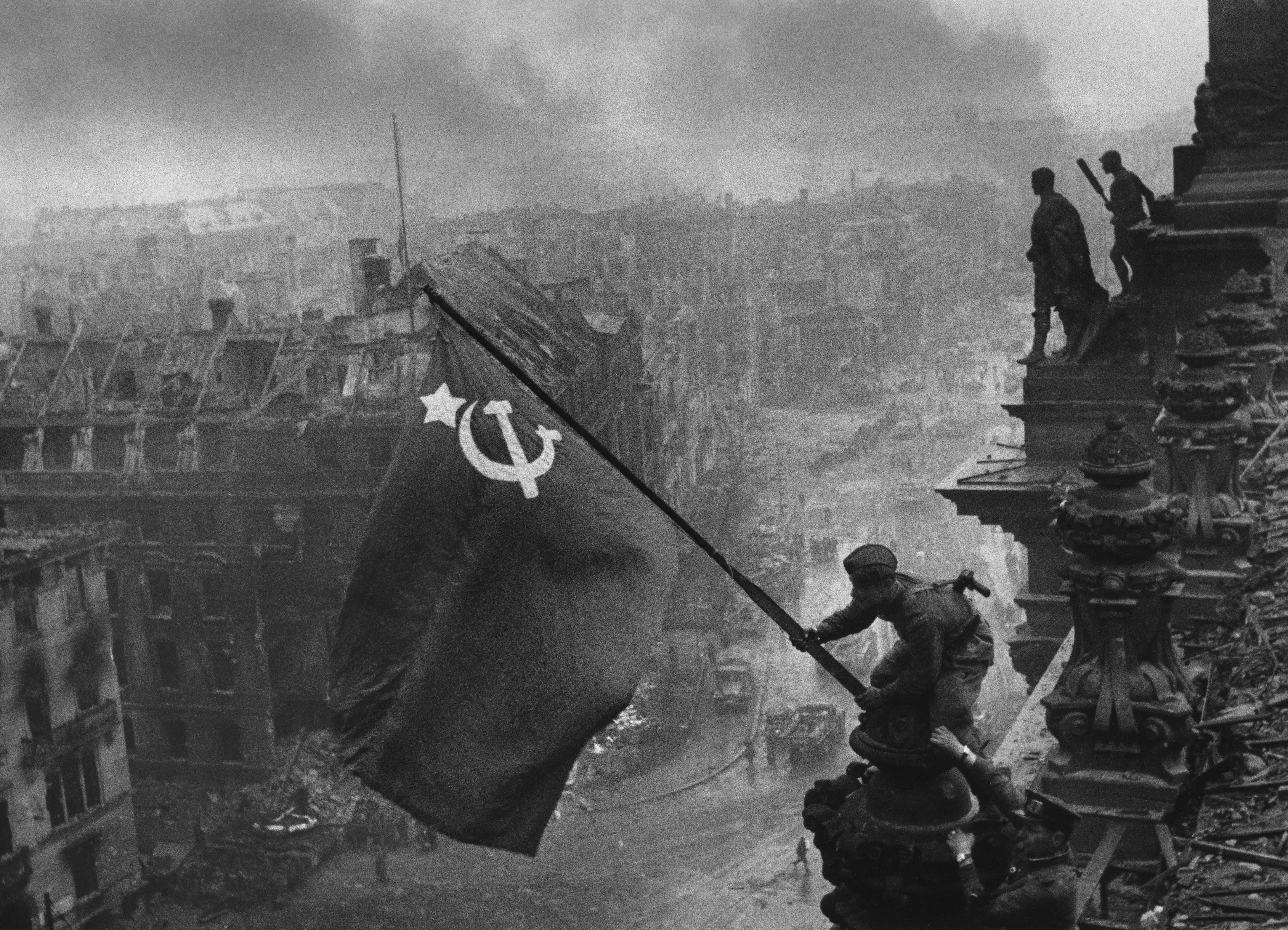 Raising a flag over the Reichstag 2