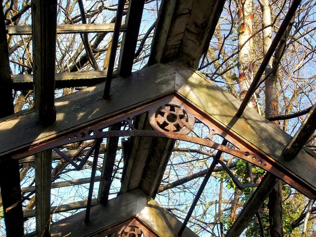 File:Ruined glasshouse (detail) - geograph.org.uk - 1602885.jpg