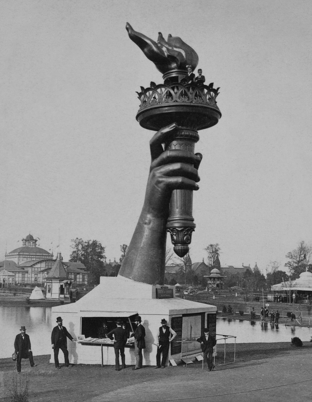 File:Statue of Liberty Arm, 1876, Phildadelphis Centennial Exposition  BW.jpg - Wikimedia Commons