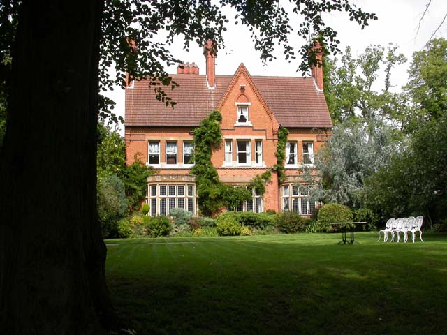 File:The Broomhill Hotel - geograph.org.uk - 231529.jpg