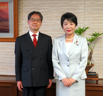 File:Yuji Iwasawa and Yoko Kamikawa cropped Yuji Iwasawa and Yoko Kamikawa 20180627.png