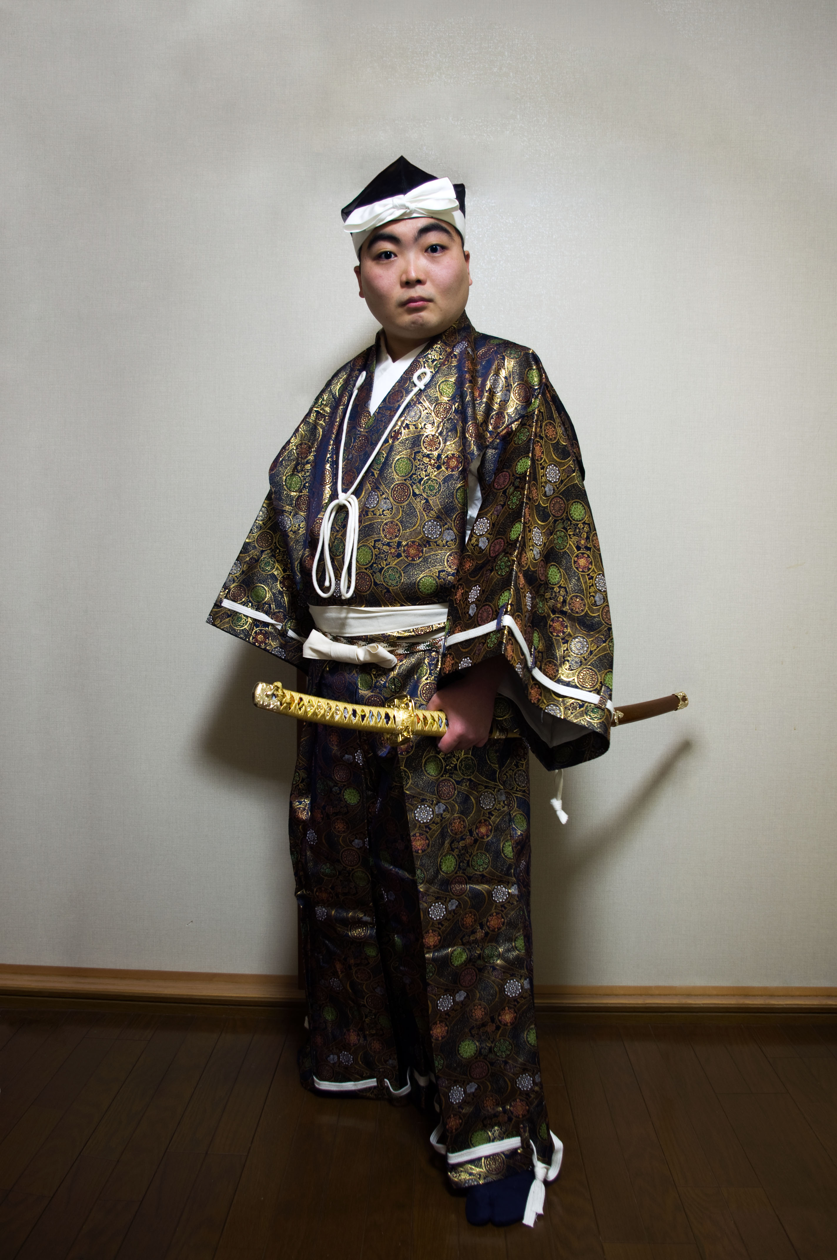 File 鎧直垂姿の武士 Wikimedia Commons