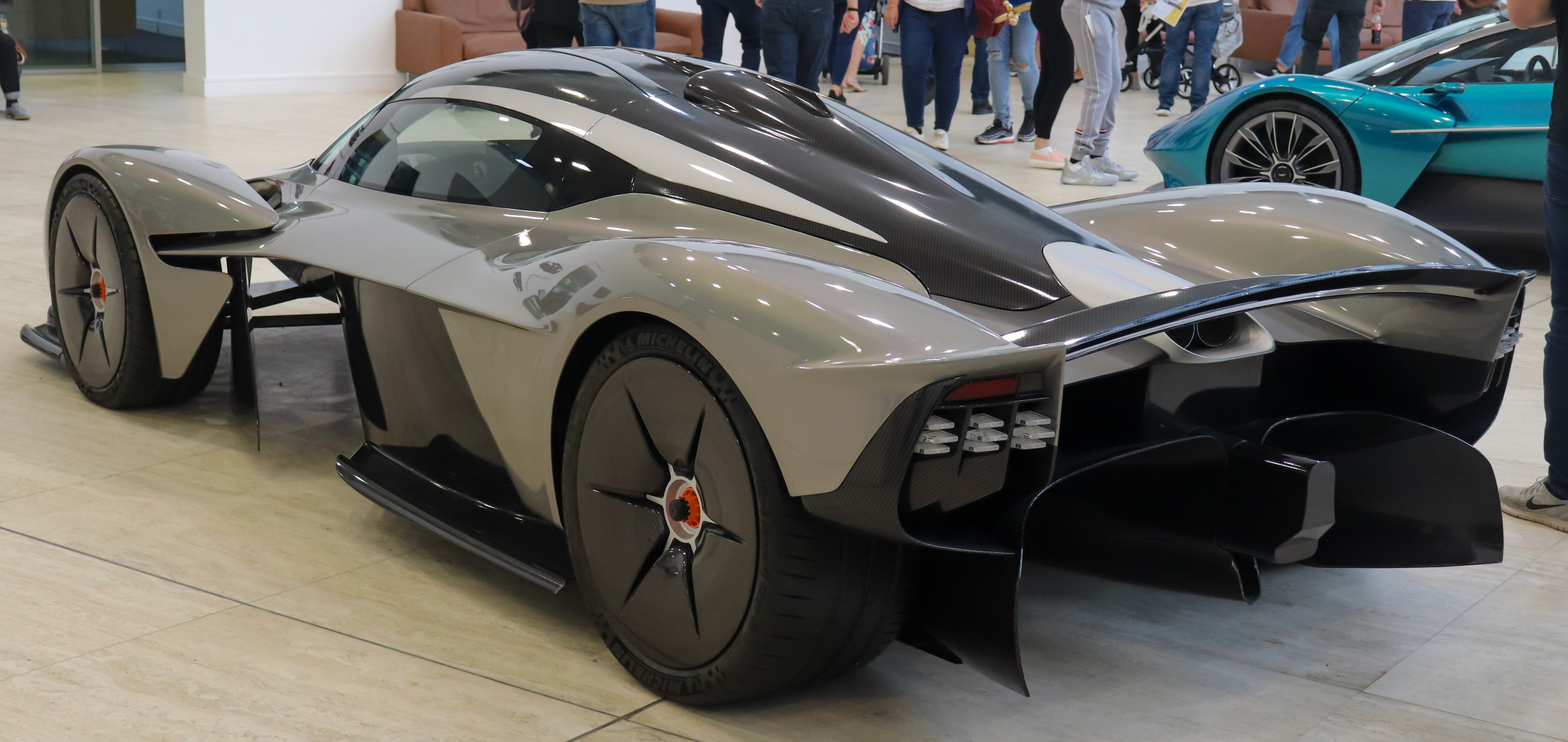 Aston Martin Valkyrie синего цвета