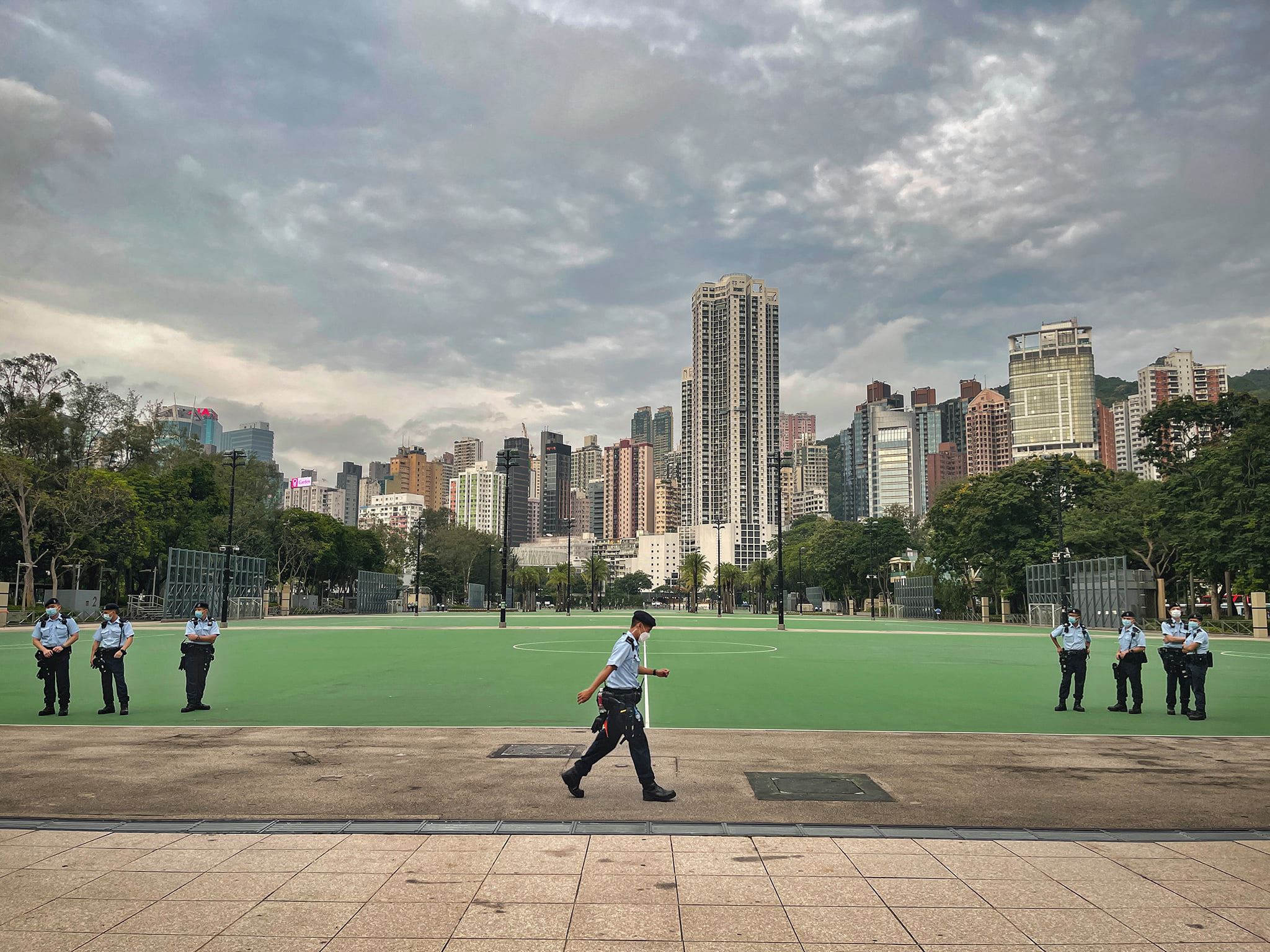 Мемориал 2021. Central Park is the great Lawn. Где находится зеленый парк с магазинами. 9 South Bay Road HK. Центральный парк, Нью-Йорк, где десятки семей заняли большую лужайку..