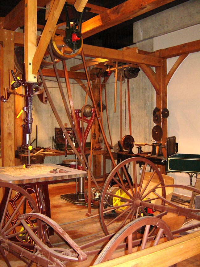 File:Belt and pulley wood shop.jpg - Wikimedia Commons