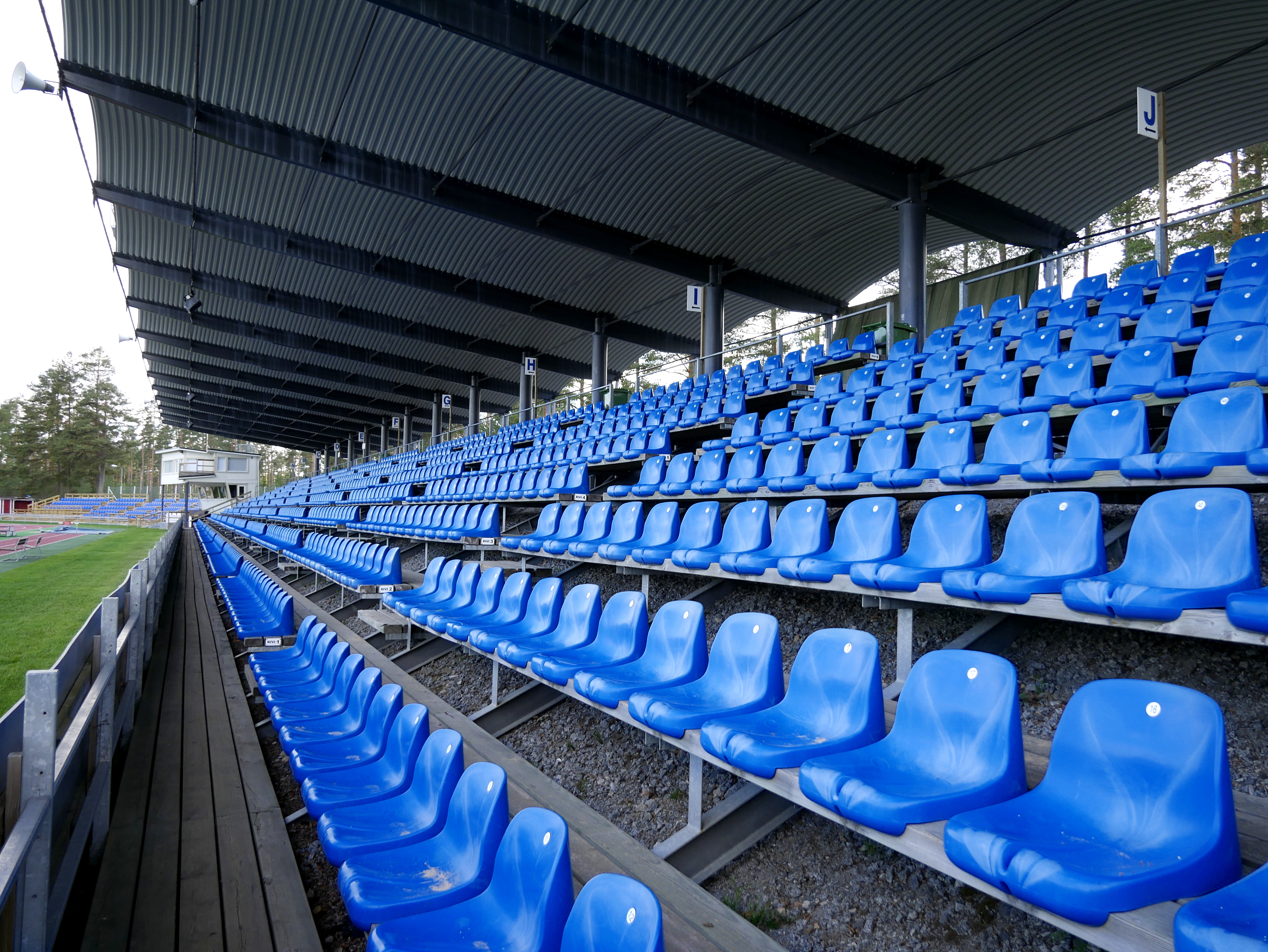 https://upload.wikimedia.org/wikipedia/commons/7/77/Blue_stadium_seats_2017.jpg