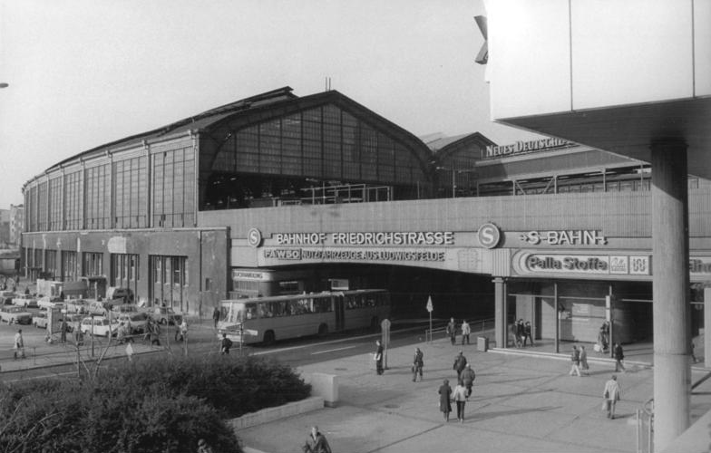 File:Bundesarchiv Bild 183-1982-1115-304, Berlin, Bahnhof Friedrichstraße.jpg