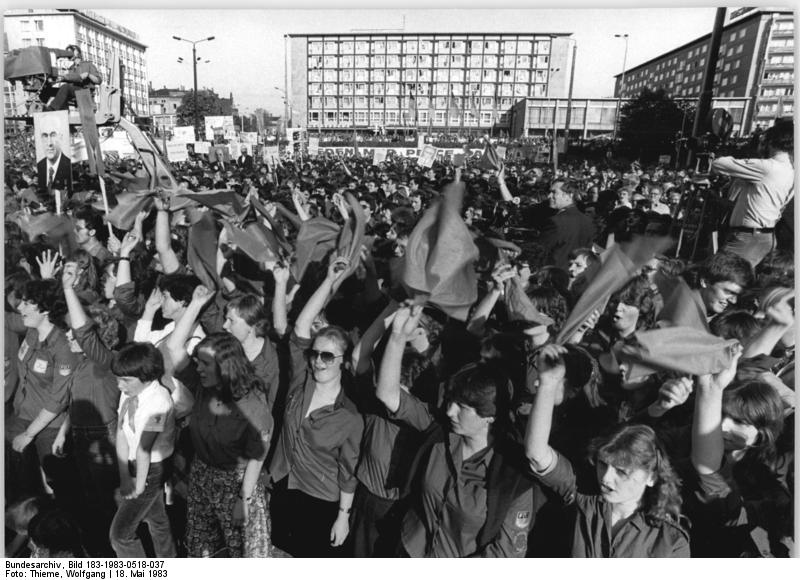 File:Bundesarchiv Bild 183-1983-0518-037, Karl-Marx-Stadt, Pfingsttreffen der Jugend.jpg