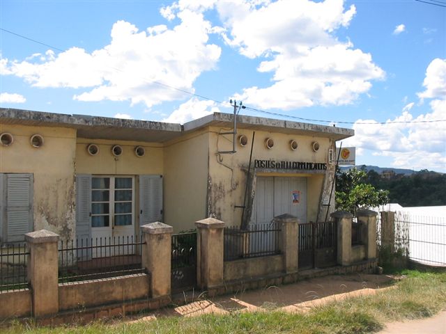 File:Bureau des postes et télécommunications Anjozorobe.jpg