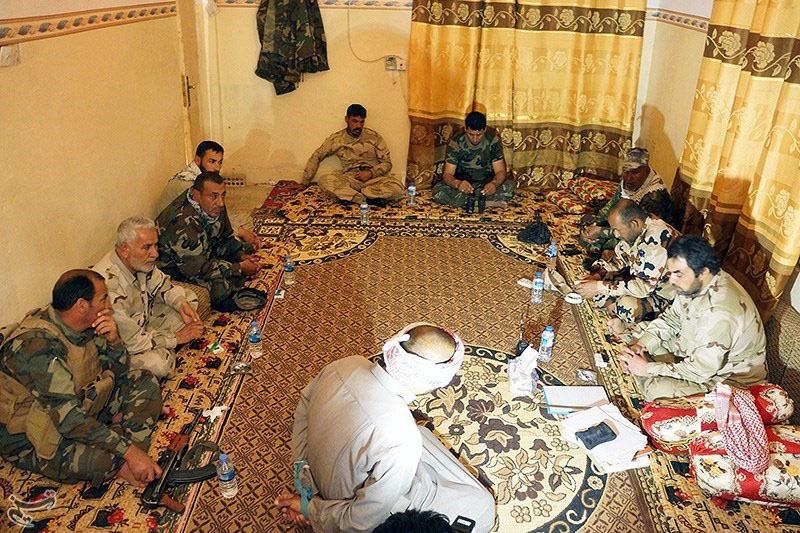 File:Captured DAESH fighter and Iraqi defenders (2).jpg