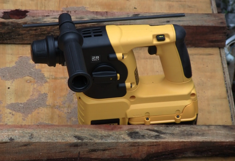 mangel tema i gang File:Dewalt DC228KL 28V Li-ion Nano Technology SDS Plus Rotary Hammer -  screen shot from our overview video.png - Wikimedia Commons