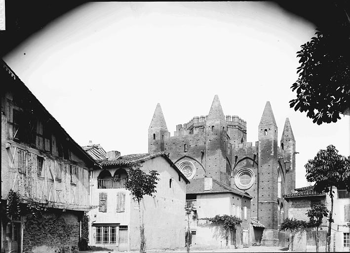 File:Eglise abbatiale - Vue d'ensemble- contreforts carrés surmontés de pyramides - Simorre - Médiathèque de l'architecture et du patrimoine - APMH00033985.jpg