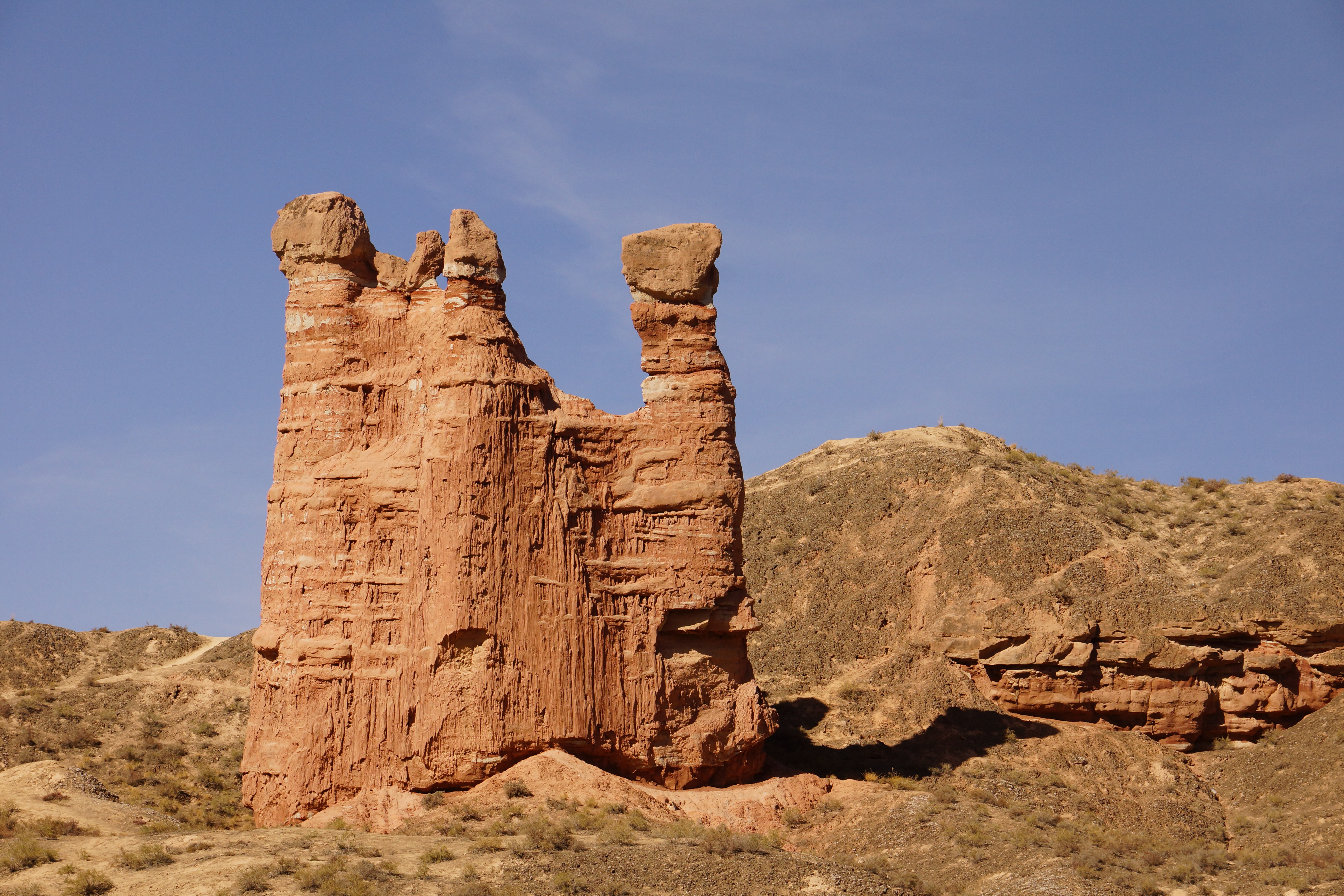 https://upload.wikimedia.org/wikipedia/commons/7/77/Hoodoos_at_Zhangye_Danxia.jpg