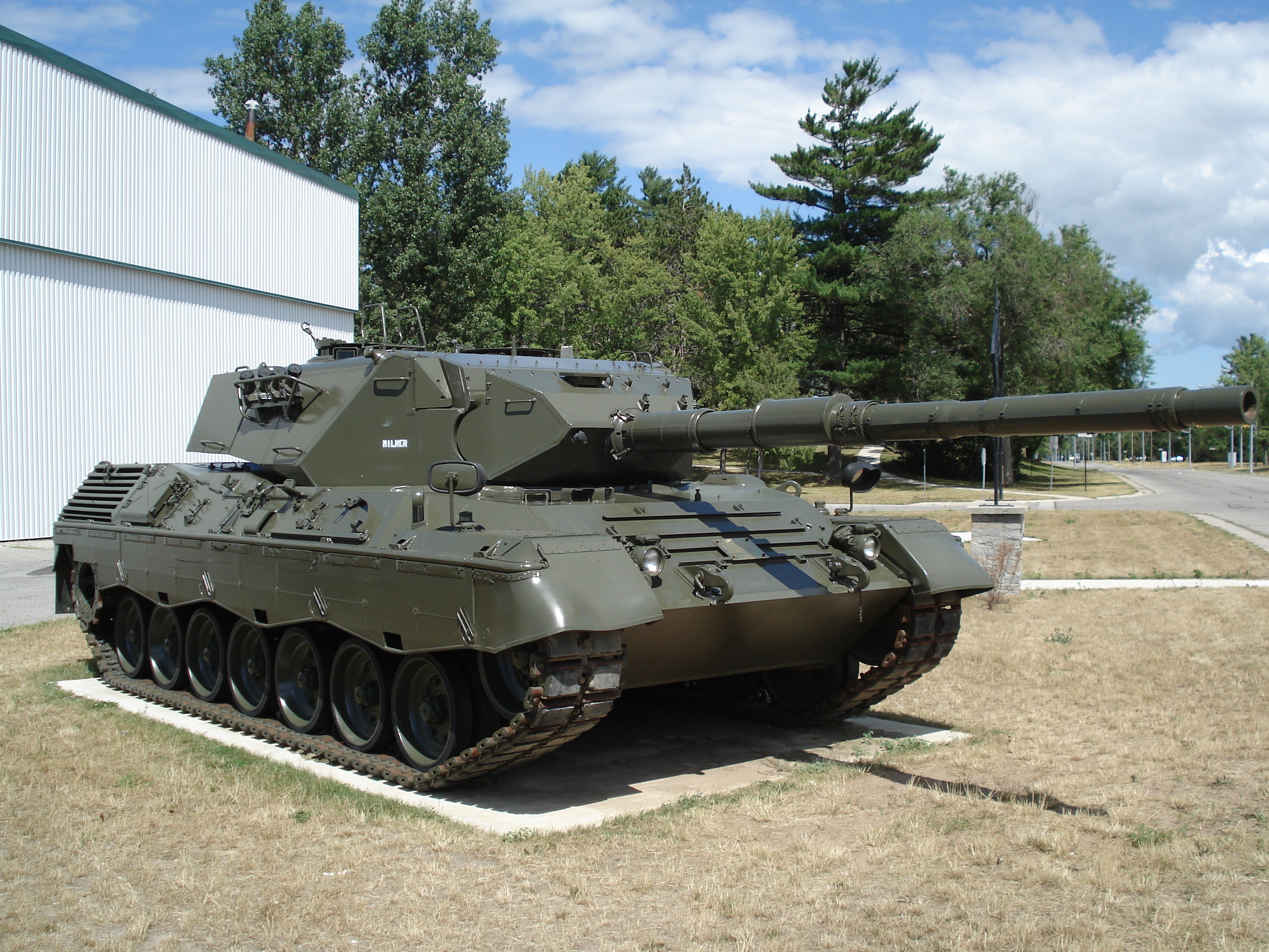 file-leopard-tank-cfb-borden-jpg-wikipedia