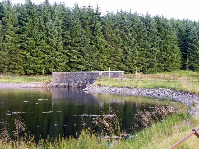 File:Loch Thom - geograph.org.uk - 1417677.jpg