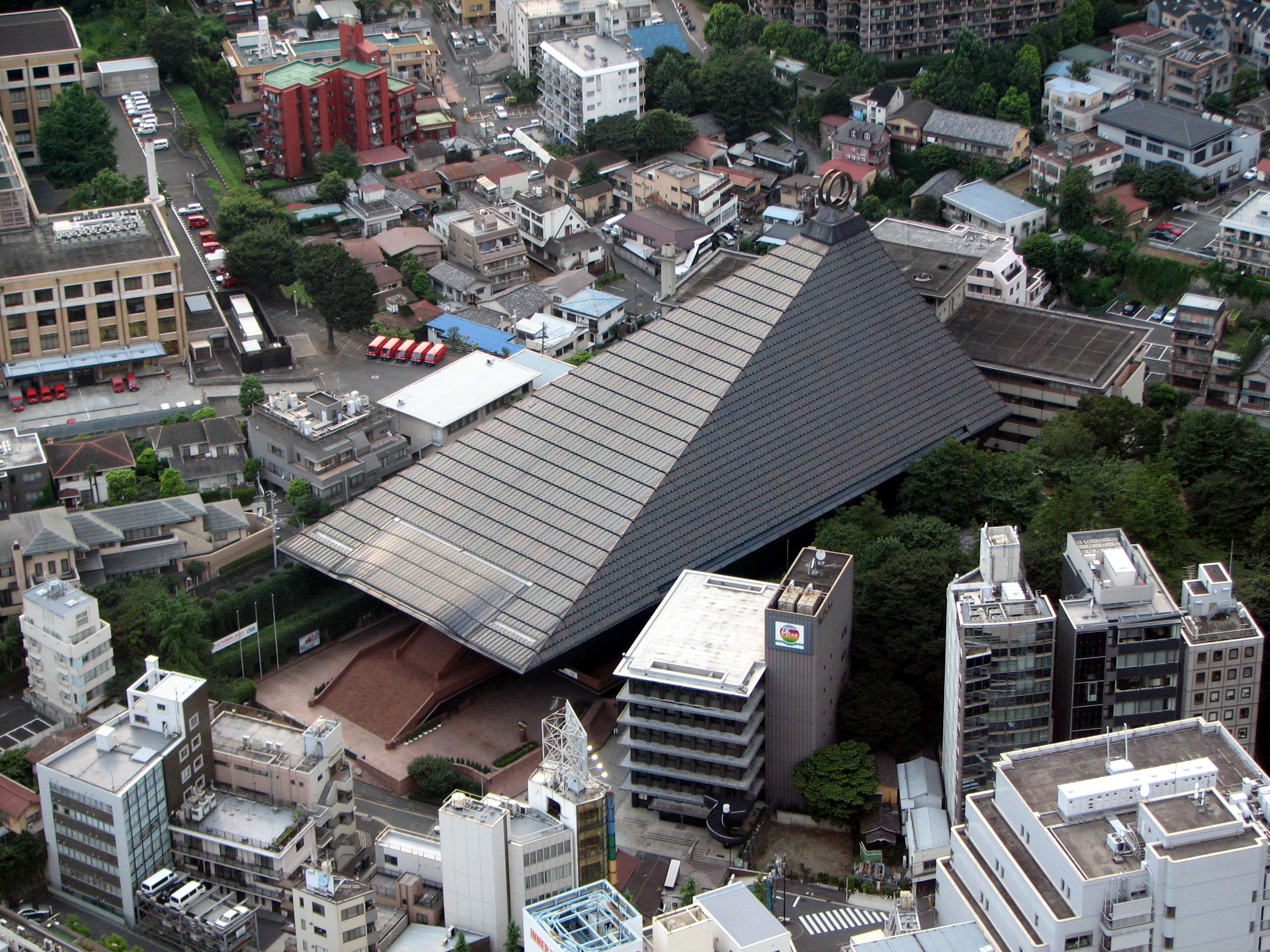 13 зданий. Рейюкай здание Токио. Рейюкай. Reiyukai sect Temple. Japan Square buildings.