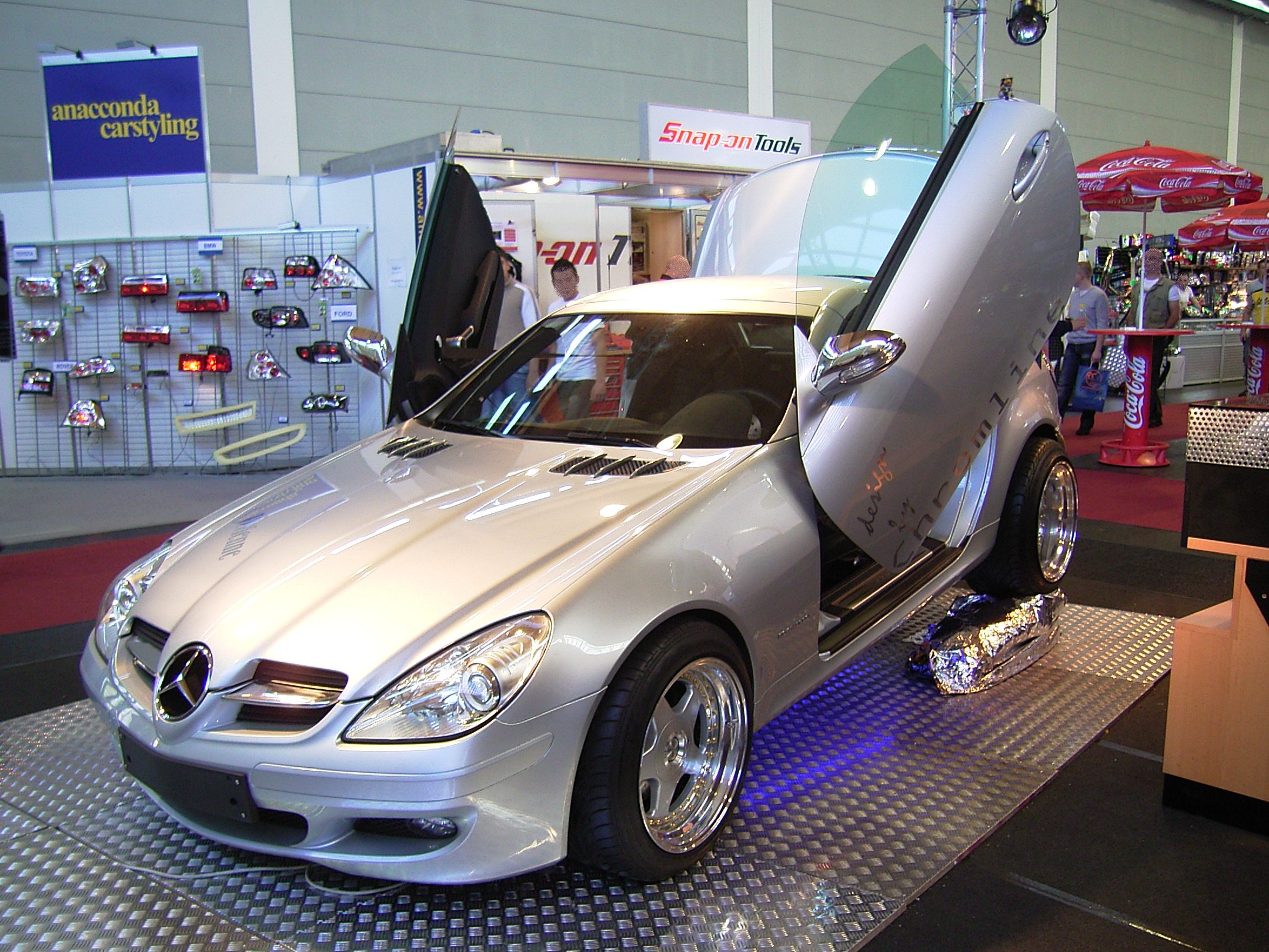 File:Mercedes SLK (R171) mit Scherentüren.jpg - Wikimedia Commons