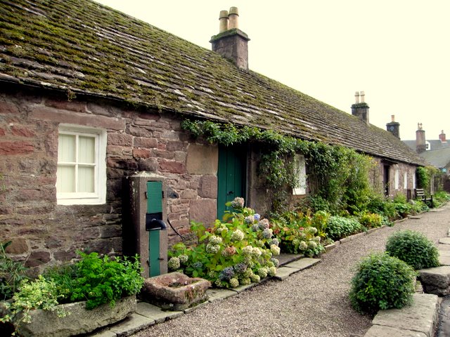 Old cottages, Glamis Village - geograph.org.uk - 247762.jpg