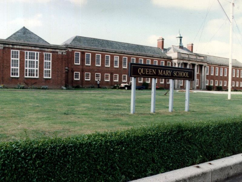 Mary's school. Школа Мэри Эрскин. Мэри школа на русском. Эту вчилку зочнт пол школы Мэри.